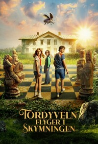 Tordyveln flyger i skymningen
